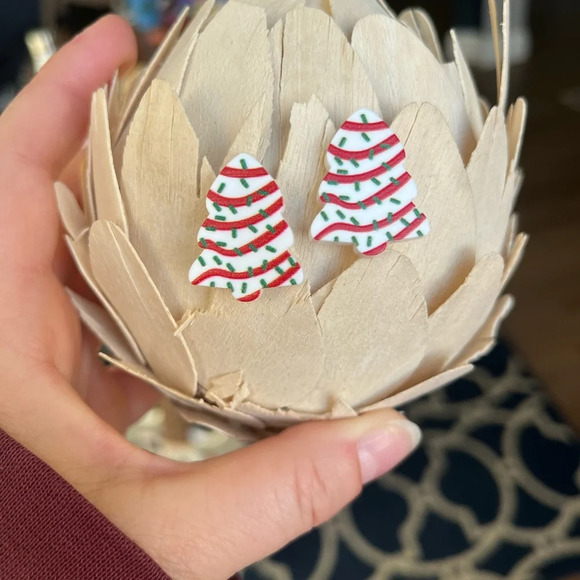Brand new super ADORABLE Little Debbie Christmas tree inspired earrings … - Picture 4 of 4